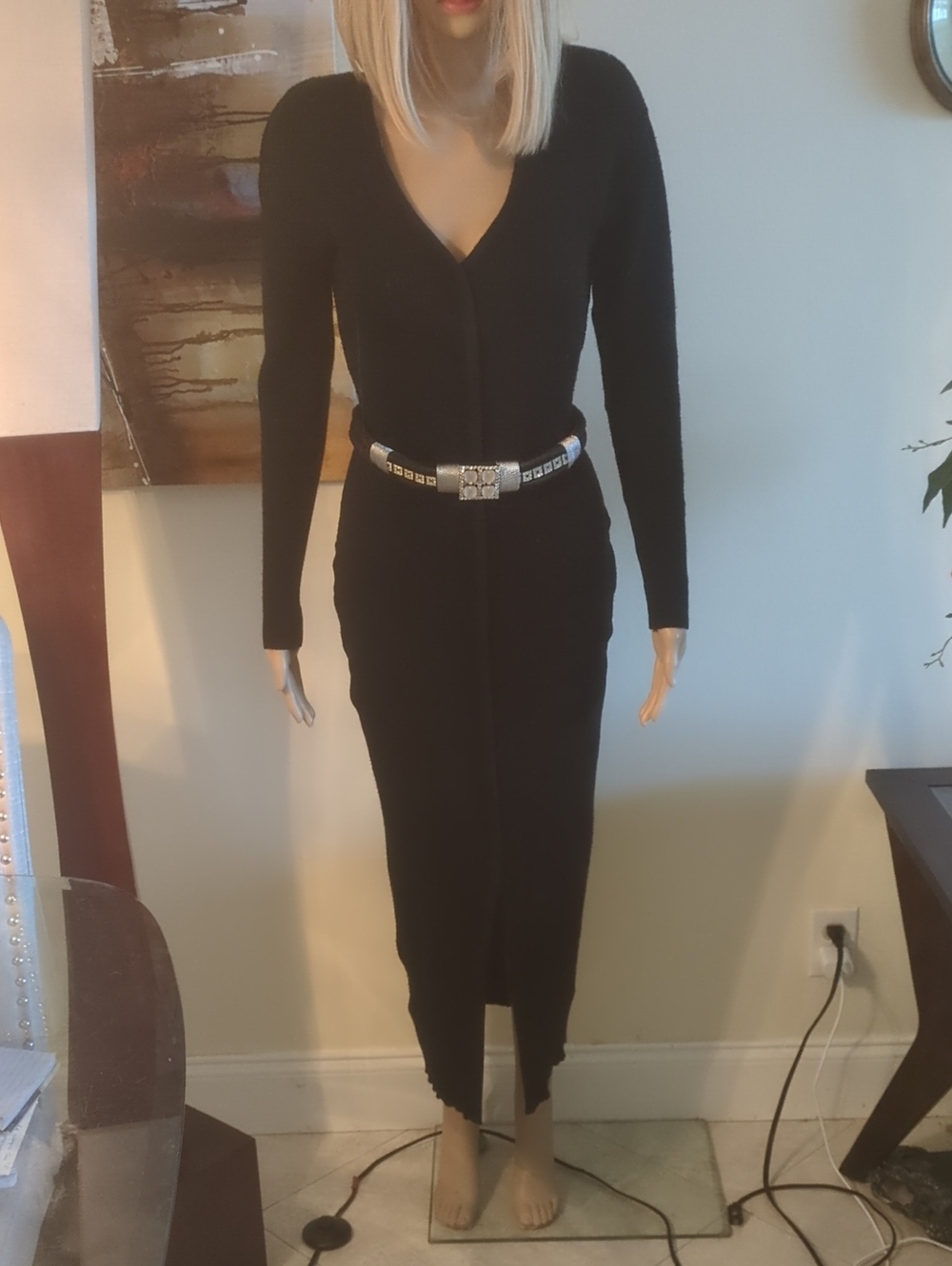 Classic Black Long-Sleeve V-Neck Midi Dress